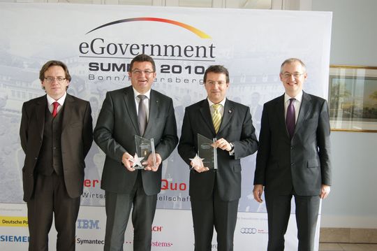 Heute werden die begehrten eGovernment Awards verliehen. Hier die Preisträger des vergangenen Jahres, Franz Josef Pschierer und Jürgen Häfner, ehemaliger CIO von Rheinland-Pfalz (m) Heute werden die begehrten eGovernment Awards verliehen. Hier die Preisträger des vergangenen Jahres, Franz Josef Pschierer und Jürgen Häfner, ehemaliger CIO von Rheinland-Pfalz (m)