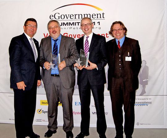 Die Gewinner der eGovernment Awards: Laudator Bayern-CIO Franz Josef Pschierer, Franz-Reinhard Habbel, Martin Schallbruch und Manfred Klein von eGovernment Computing. Martin Schallbruch nahm auch den Innovations Award in Vertretung von Andreas Reisen entgegen Die Gewinner der eGovernment Awards: Laudator Bayern-CIO Franz Josef Pschierer, Franz-Reinhard Habbel, Martin Schallbruch und Manfred Klein von eGovernment Computing. Martin Schallbruch nahm auch den Innovations Award in Vertretung von Andreas Reisen entgegen