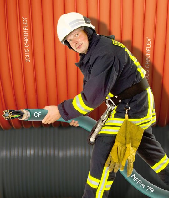 Wenn’s beim Export nach Nordamerika mal „brennt“: Über 650 verschiedene NFPA 79-2012-konforme „chainflex“ Steuer-, Bus-, Motor-, Servo- und Messsystemleitungen – ab Lager. (Bild: igus)