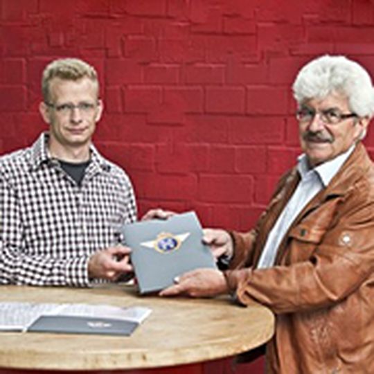Horex-Vertriebschef Fritz Rombach (re.) auf Händlerrundreise. Die ersten Verträge sind unter Dach und Fach. Horex-Vertriebschef Fritz Rombach (re.) auf Händlerrundreise. Die ersten Verträge sind unter Dach und Fach.