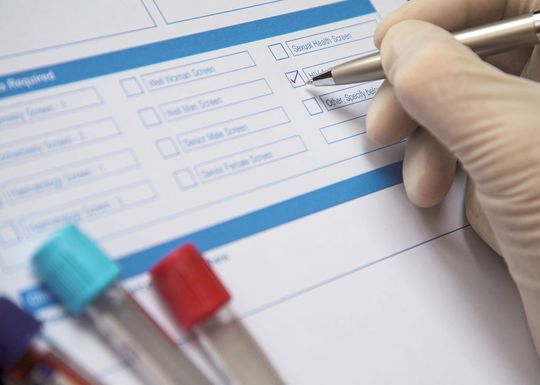 Abb. 1: Materialbestellungen in Papierform sind ein unnötiger Medienbruch. (Bild: Fotolia) Abb. 1: Materialbestellungen in Papierform sind ein unnötiger Medienbruch. (Bild: Fotolia)