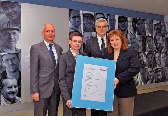 V.l.n.r.: Heribert Hauck und Jana Ehrke (beide Trimet) sowie Claus-D. Korthals und Ortrun Janson-Mundel (beide TÜV Nord Cert). (Bild: Trimet Aluminium)