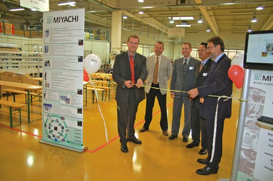Joerg Kundrat, Vizepräsident für das Modul- und Betriebsmanagement (links), weiht die vergrößerte Miyachi-Produktionsstätte offiziell ein. (Bild: Miyachi Europe) Joerg Kundrat, Vizepräsident für das Modul- und Betriebsmanagement (links), weiht die vergrößerte Miyachi-Produktionsstätte offiziell ein. (Bild: Miyachi Europe)