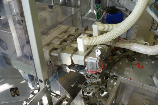 Nachgerüstetes Ultraschall-Siegelmodul der Telsonic AG. Mit kurzen Schweiß- und Haltezeiten und hoher Nahtfestigkeit sowie sehr niedrigen Ausschussquoten erreicht Sunray eine hohe Maschineneffizienz. (Bild: Telsonic)