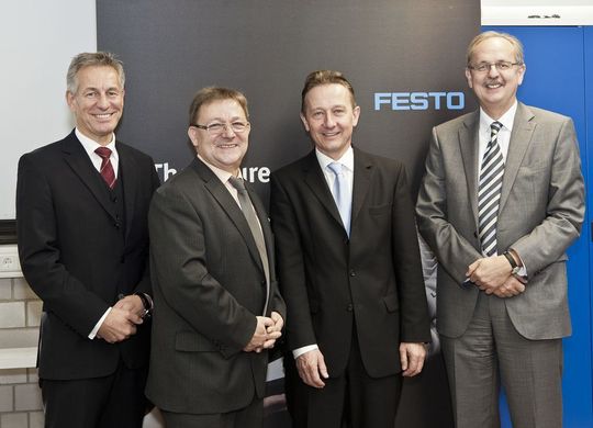 V.l.n.r.: Dr. Eberhard Veit (Vorstandschef Festo), Siegfried Pietrass (Gewerbliche Schule Göppingen), Dr. Stefan Hansch (Emco) und Dr. Theodor Niehaus ( Festo Didactic). (Bild: Festo) V.l.n.r.: Dr. Eberhard Veit (Vorstandschef Festo), Siegfried Pietrass (Gewerbliche Schule Göppingen), Dr. Stefan Hansch (Emco) und Dr. Theodor Niehaus ( Festo Didactic). (Bild: Festo)