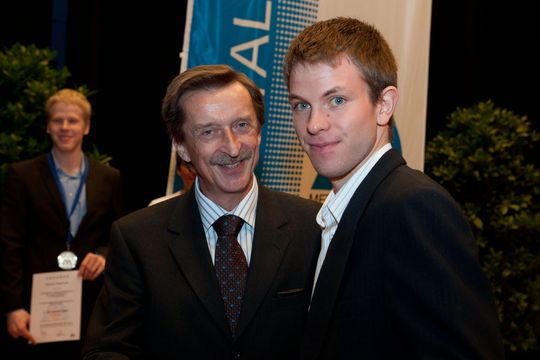 Holger Roth (r.), hier im Gespräch mit dem Vizepräsidenten des Bundesverbands Metall, Erwin Kostyra, ist als bester Absolvent im Ausbildungsberuf Zerspanungsmechaniker ausgezeichnet worden. (Bild: Schunk) Holger Roth (r.), hier im Gespräch mit dem Vizepräsidenten des Bundesverbands Metall, Erwin Kostyra, ist als bester Absolvent im Ausbildungsberuf Zerspanungsmechaniker ausgezeichnet worden. (Bild: Schunk)