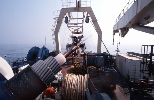 Spezialschiffe verlegen und reparieren Unterseekabel bis etwa 9400 Metern Tiefe. Fotomontage: Deutsche Telekom Spezialschiffe verlegen und reparieren Unterseekabel bis etwa 9400 Metern Tiefe. Fotomontage: Deutsche Telekom