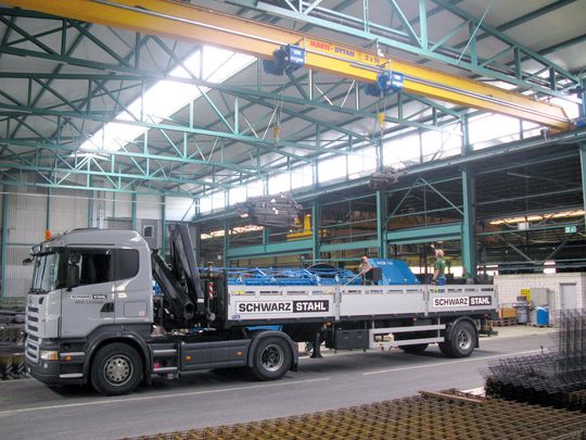 Der Abus-Einträger-Laufkran beim Beladen eines Lkw. (Bild: Schwarz Stahl AG) Der Abus-Einträger-Laufkran beim Beladen eines Lkw. (Bild: Schwarz Stahl AG)