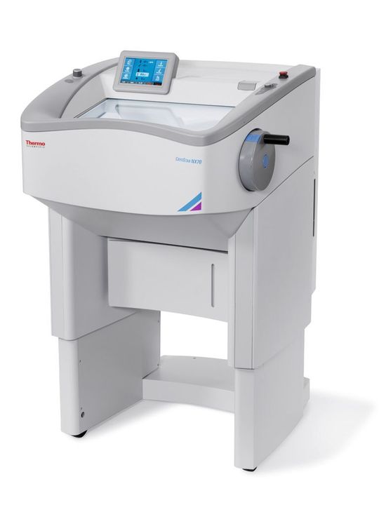Der neue Kryostat Thermo Scientific CryoStar NX70 vor, mit dem hochwertigere Schnitte einfacher hergestellt werden können. (Bild: Thermo Fisher Scientific) Der neue Kryostat Thermo Scientific CryoStar NX70 vor, mit dem hochwertigere Schnitte einfacher hergestellt werden können. (Bild: Thermo Fisher Scientific)