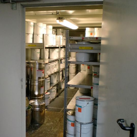 Im Containerinneren sorgt eine Vielzahl von Kleinteilregalen für die sichere, übersichtliche Lagerung der Farbenbehälter. Bild: Protectoplus Im Containerinneren sorgt eine Vielzahl von Kleinteilregalen für die sichere, übersichtliche Lagerung der Farbenbehälter. Bild: Protectoplus