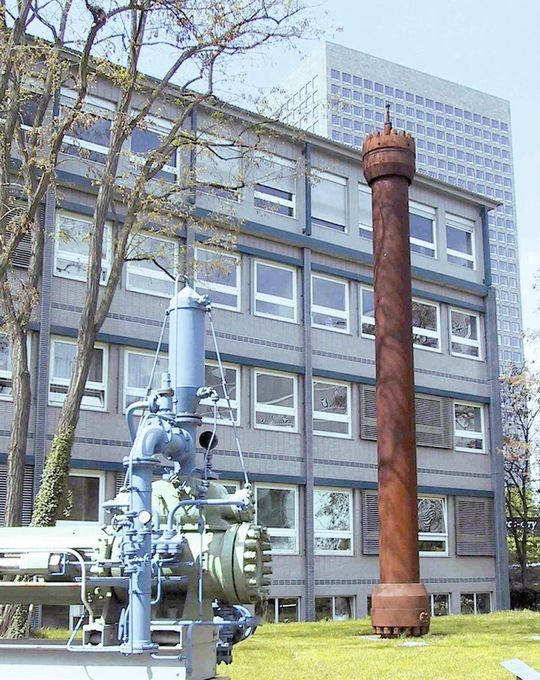 The impressive ammonia reactor in front of the DECHEMA Research Institute (Pictures: DECHEMA) The impressive ammonia reactor in front of the DECHEMA Research Institute (Pictures: DECHEMA)
