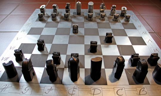 Nicht schwarz gegen weiß: In diesem Schachspiel stehen sich Figuren aus Bronze und Aluminium gegenüber. Nicht schwarz gegen weiß: In diesem Schachspiel stehen sich Figuren aus Bronze und Aluminium gegenüber.