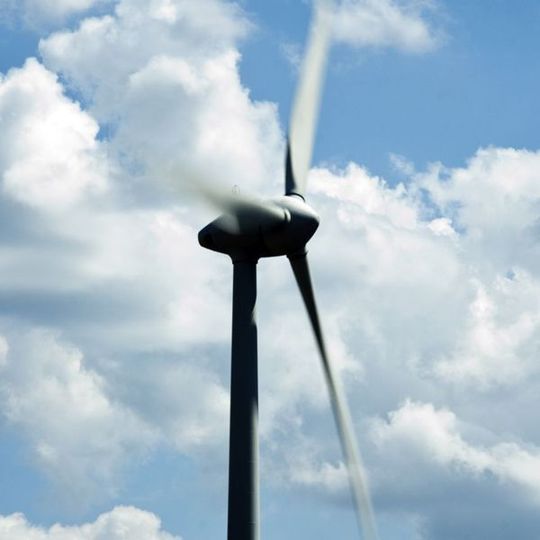 Rotorblätter von Windenergieanlagen müssen möglichst leicht und trotzdem extrem robust sein. (Bild: LAP)