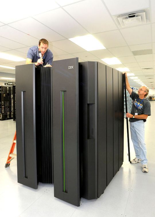 Die IBM-Mitarbeiter James Geuke (oben), Poughkeepsie, and Larry Terpak , Johnson City, N.Y., bauen den Deckel auf das zEnterprise- System. (IBM) Die IBM-Mitarbeiter James Geuke (oben), Poughkeepsie, and Larry Terpak , Johnson City, N.Y., bauen den Deckel auf das zEnterprise- System. (IBM)