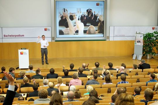 Es muss nicht immer die ganz große Bühne sein – auch im kleineren Rahmen kann man mit gelungenen Präsentationen punkten. (Bild: HPI/obs) Es muss nicht immer die ganz große Bühne sein – auch im kleineren Rahmen kann man mit gelungenen Präsentationen punkten. (Bild: HPI/obs)