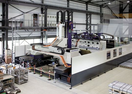 Das Konzept einer überlagerten Antriebsstruktur wurde auf Basis einer sogenannten Scherenkinematik in einem Maschinensystem umgesetzt. (Bild: Fraunhofer-IWU)