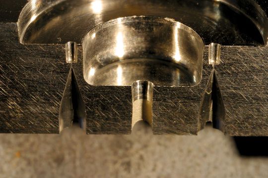 Detailansicht eines durch Mikrofräsen hergestellten mikrostrukturierten Formwerkzeugs. (Bild: Fraunhofer-IWU)