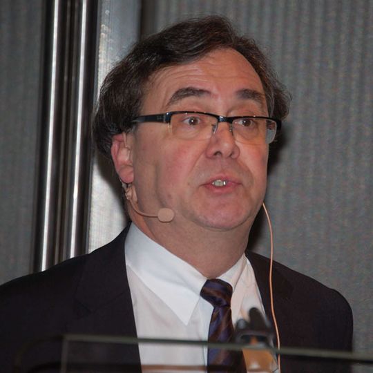 Ist für sein Doppelkufenmodell noch auf der Suche nach Kooperationspartnern: Prof. Dr.-Ing. Karl-Heinz Wehking vom Institut für Fördertechnik und Logistik der Uni Stuttgart. Bild: Maienschein Ist für sein Doppelkufenmodell noch auf der Suche nach Kooperationspartnern: Prof. Dr.-Ing. Karl-Heinz Wehking vom Institut für Fördertechnik und Logistik der Uni Stuttgart. Bild: Maienschein