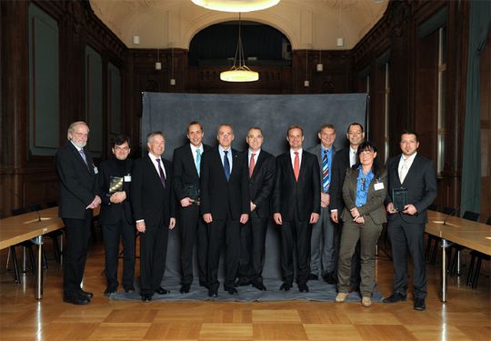 Die Jury und ihre Gewinner bei der Preisverleihung GreenIT Best Practice Award 2011 (Florian von Plötz/GreenIT-BB) Die Jury und ihre Gewinner bei der Preisverleihung GreenIT Best Practice Award 2011 (Florian von Plötz/GreenIT-BB)