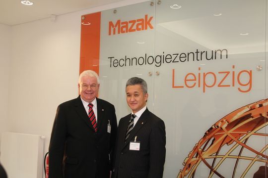 Tomohisa Yamasaki, Präsident von Yamasaki Mazak (re.), und Deutschland-Geschäftsführer Joachim Herberger bei der Eröffnungsfeier. (Bild: Kroh) Tomohisa Yamasaki, Präsident von Yamasaki Mazak (re.), und Deutschland-Geschäftsführer Joachim Herberger bei der Eröffnungsfeier. (Bild: Kroh)