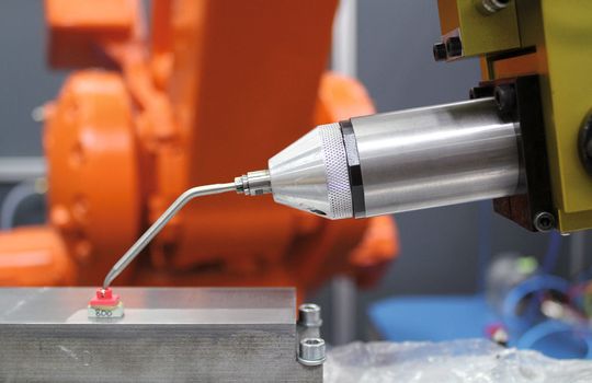 Durch geradlinige Schleifbewegungen entfernt ein Roboter Fräsrillen auf einem Werkstück. (Bild: Fraunhofer-IPT) Durch geradlinige Schleifbewegungen entfernt ein Roboter Fräsrillen auf einem Werkstück. (Bild: Fraunhofer-IPT)