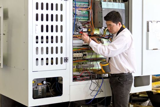 Abnahme beim Hersteller: Knuth-Inspekteure prüfen jede Maschine vor Verschiffung. (Bild: Knuth) Abnahme beim Hersteller: Knuth-Inspekteure prüfen jede Maschine vor Verschiffung. (Bild: Knuth)