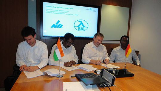 BIS goes India: bei der Vertragsunterzeichnung – von links – Tobias Eitel (BIS Group), N. Syamaprakash (Chairman und Managing Director Neo Structo), Dr. Rudolf K. Jürcke (COO BIS Group), D. Syamaprakash (Director Neo Structo). (Picture: BIS Group)