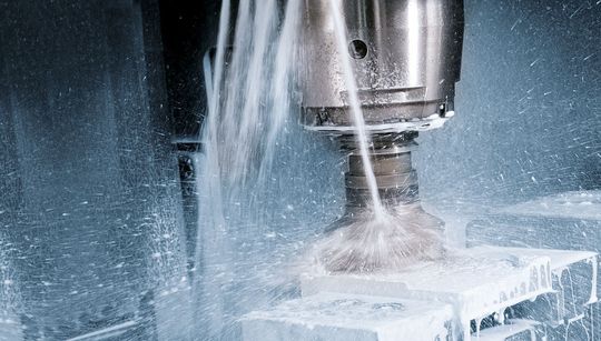 Ein wichtiger Energieverbraucher ist die Kühlschmierstoff-Pumpe. Mit einer Drehzahlregelung lässt sich bei hohem Druck Energie einsparen. (Bild: NC-Plus)