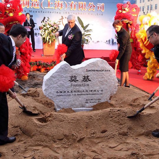 Spatenstich - die Ground Breaking Ceremony - für das neue Jungheinrich-Staplerwerk im chinesischen Qingpu. (Bild: Jungheinrich) Spatenstich - die Ground Breaking Ceremony - für das neue Jungheinrich-Staplerwerk im chinesischen Qingpu. (Bild: Jungheinrich)