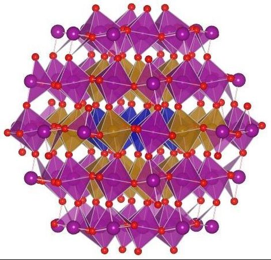 Das Computermodell des Manganat-Nanokristalls (Grafik: TU Wien)