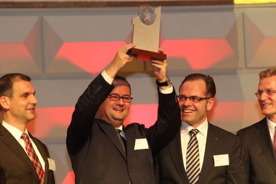 Michael Breme nahm als Leiter des Werkzeugbaus bei Audi den Pokal als Gesamtsieger „Werkzeugbau des Jahres“ entgegen. (Bild: Fouhy) Michael Breme nahm als Leiter des Werkzeugbaus bei Audi den Pokal als Gesamtsieger „Werkzeugbau des Jahres“ entgegen. (Bild: Fouhy)