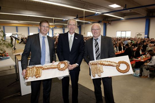 Optima investiert am Standort Schwäbisch Hall. In der Mitte Firmenchef Hans Bühler. (Optima) Optima investiert am Standort Schwäbisch Hall. In der Mitte Firmenchef Hans Bühler. (Optima)