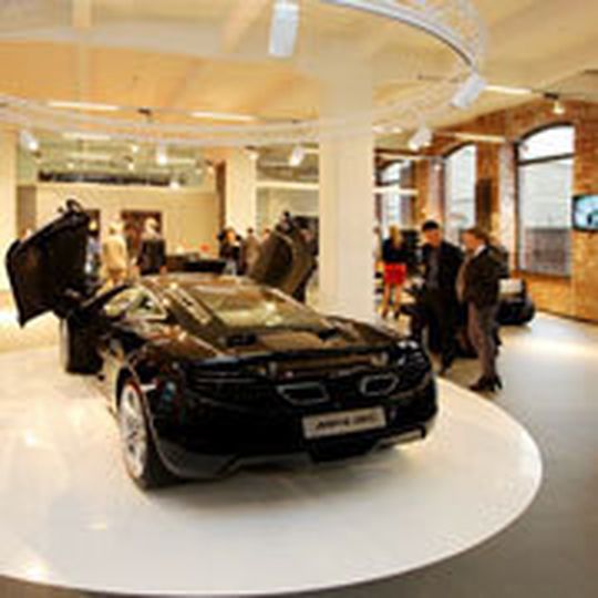 Der MP4-12C und der neue Showroom lockten bei der Eröffnung in Frankfurt zahlreiche Interessierte in die „Klassikstadt“. Der MP4-12C und der neue Showroom lockten bei der Eröffnung in Frankfurt zahlreiche Interessierte in die „Klassikstadt“.