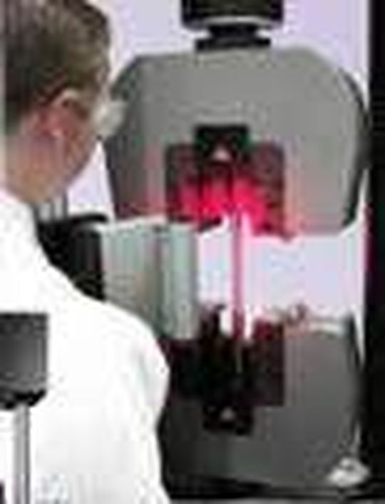 Die pneumatischen Spannzeuge sind speziell für Prüfmaschinen mit hohen Nennkräften konzipiert. (Bild: Instron)