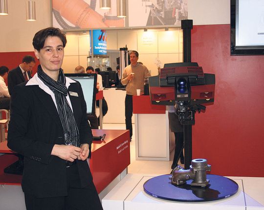 Stephanie Adolf, GOM: „Beim Atos Triple Scan wird jetzt blaues Licht für die Projektion eingesetzt. Dadurch wird die Messung unempfindlicher gegen Umgebungslicht und die Messdaten werden präziser.“ Bild: Schnell Stephanie Adolf, GOM: „Beim Atos Triple Scan wird jetzt blaues Licht für die Projektion eingesetzt. Dadurch wird die Messung unempfindlicher gegen Umgebungslicht und die Messdaten werden präziser.“ Bild: Schnell