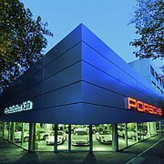 Die Unternehmensgruppe Fleischhauer-Franz investierte drei Millionen Euro in ihr Porsche-Zentrum. Die Unternehmensgruppe Fleischhauer-Franz investierte drei Millionen Euro in ihr Porsche-Zentrum.