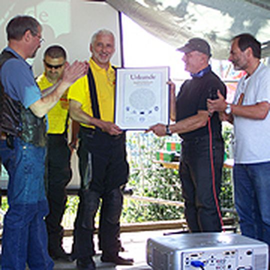 Bild von der Preisverleihung 2010: Im Vordergrund von rechts nach links: Hans Kaiser (MID), Gottfried Moser (Bürgermeister Stadt Wolfach), Gerhard Meier (Tourist-Info Wolfach), Rolf „Hilton“ Frieling (MID). Im Hintergrund einige der Tourguides der Stadt Wolfach. Bild von der Preisverleihung 2010: Im Vordergrund von rechts nach links: Hans Kaiser (MID), Gottfried Moser (Bürgermeister Stadt Wolfach), Gerhard Meier (Tourist-Info Wolfach), Rolf „Hilton“ Frieling (MID). Im Hintergrund einige der Tourguides der Stadt Wolfach.