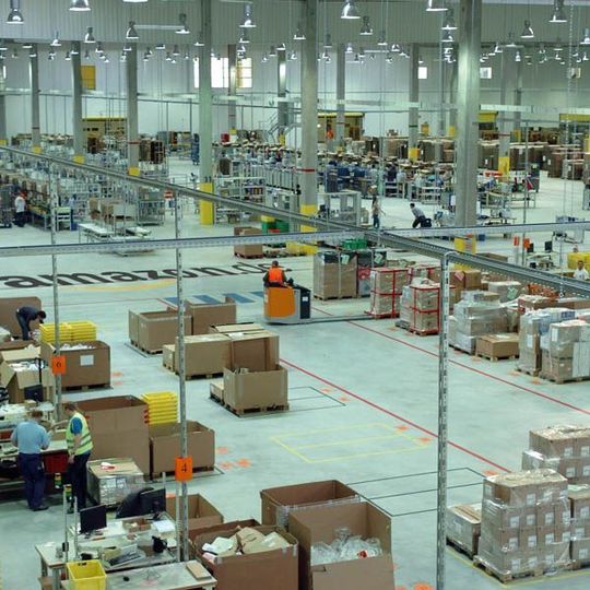 Amazon investiert sei Jahren in seine Logistikkompetenz und eröffnet am laufenden Band neue Lagerhäuser, wie hier in Leipzig. (Bild: Amazon) Amazon investiert sei Jahren in seine Logistikkompetenz und eröffnet am laufenden Band neue Lagerhäuser, wie hier in Leipzig. (Bild: Amazon)