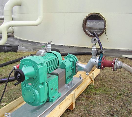 Mit der Tornado-Drehkolbenpumpe fand der Betreiber eines Salzwerkes eine mobile und sichere Lösung zum Abpumpen von korrosivem Salzschlamm. (Bild: Netzsch) Mit der Tornado-Drehkolbenpumpe fand der Betreiber eines Salzwerkes eine mobile und sichere Lösung zum Abpumpen von korrosivem Salzschlamm. (Bild: Netzsch)