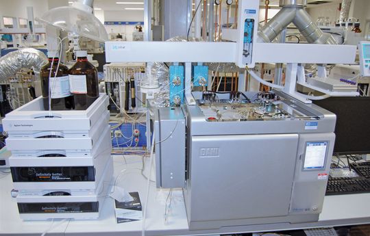 Abb. 1: Das für die Analyse der Mineralölrückstände eingesetzte LC-GC-System. (Bild: Axel Semrau) Abb. 1: Das für die Analyse der Mineralölrückstände eingesetzte LC-GC-System. (Bild: Axel Semrau)