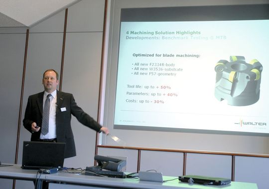 Andreas Elenz, Geschäftsbereichsleiter Energie zeigt optimierte Lösungen von Walter zur Herstellung von Turbinenblättern. Andreas Elenz, Geschäftsbereichsleiter Energie zeigt optimierte Lösungen von Walter zur Herstellung von Turbinenblättern.