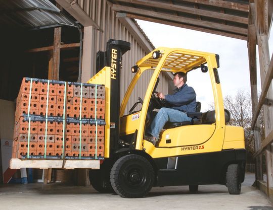 Wahlweise mit Diesel- oder Gasmotor: neue Staplerserie mit 2000 oder 2500 kg Tragfähigkeit. (Bild: Hyster) Wahlweise mit Diesel- oder Gasmotor: neue Staplerserie mit 2000 oder 2500 kg Tragfähigkeit. (Bild: Hyster)