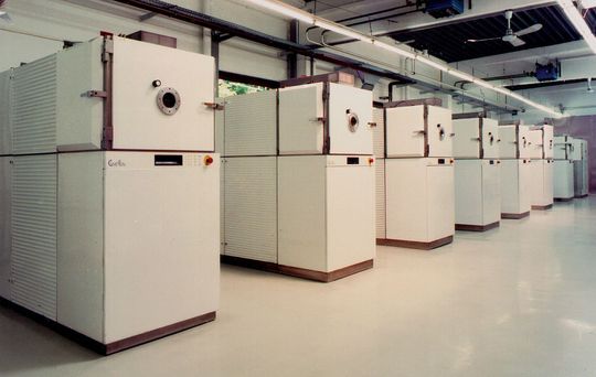 Von einer der ersten Generationen der Beschichtungsanlagen-Familie CC800 bis hin zu aktueller Technik wurde bei Cemecon intensiv geforscht und entwickelt. (Bild: Cemecon)