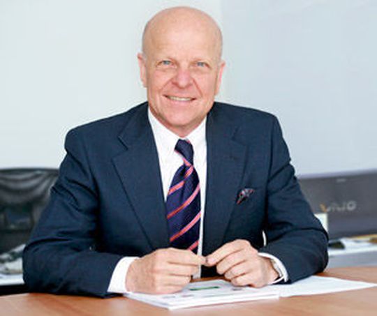 Die Energieeffizienz von Kunststoffmaschinen kann noch weiter erhöht werden, wie der Autor der Studie Dr. Otto Urbanek zeigt. (Bild: Urbanek Consulting)