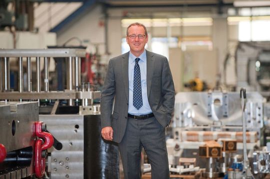 Die zweite Generation bei Schneider Form: Dr. Louis Schneider mit einem Stossfängerwerkzeug nach dem Optisize-Prinzip von Schneider Form (Bild: Schneider Form) Die zweite Generation bei Schneider Form: Dr. Louis Schneider mit einem Stossfängerwerkzeug nach dem Optisize-Prinzip von Schneider Form (Bild: Schneider Form)