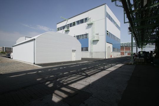 Neben der Anlagenoptimierung der bestehenden Anlage (Bild) will Clariant mit eine weitere Produktionsanlage für nicht halogenierte Flammschutzmittel errichten und damit der wachsenden Nachfrage nach umweltverträglicheren Flammschutzmitteln nachkommen. (Bild: Clariant)