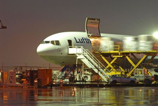 Insulin an Bord: Lufthansa-Jets transportieren auch lebenswichtige Medikamente, die gut gekühlt werde müssen. Deshalb investierte das Unternehmen in ein neues Zentrum für temperatursensible Fracht. (Bild: Lufthansa Cargo) Insulin an Bord: Lufthansa-Jets transportieren auch lebenswichtige Medikamente, die gut gekühlt werde müssen. Deshalb investierte das Unternehmen in ein neues Zentrum für temperatursensible Fracht. (Bild: Lufthansa Cargo)