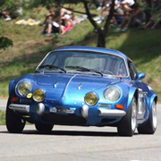 Rückkehr einer Legende: Die französische Sportwagenmarke Alpine steht anscheinend vor ihrem Comeback. Schon im Januar will Renault darüber entscheiden, ob ein neuer Alpine A110 Chancen hat. Rückkehr einer Legende: Die französische Sportwagenmarke Alpine steht anscheinend vor ihrem Comeback. Schon im Januar will Renault darüber entscheiden, ob ein neuer Alpine A110 Chancen hat.