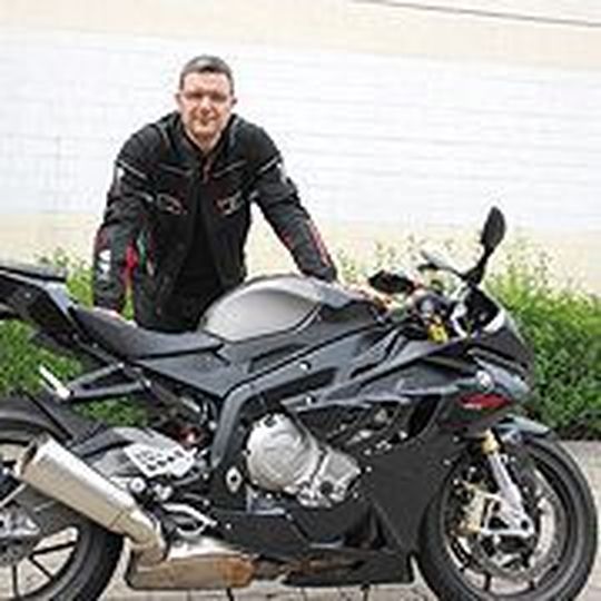 Superkompakt und leicht kommt die BMW S 1000 RR daher. Fotos: Maderner/Rosenow Superkompakt und leicht kommt die BMW S 1000 RR daher. Fotos: Maderner/Rosenow