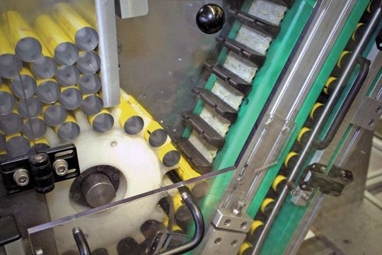 Separierung aus dem 560 Hülsen fassenden Magazin und Ablage auf dem Breco ATN-Zahnriemen mit aufgeschraubten Nocken. Deutlich zu sehen auch die Stützschienen, die ein Auslenken des Zahnriemens verhindern. (Bild: Mulco) Separierung aus dem 560 Hülsen fassenden Magazin und Ablage auf dem Breco ATN-Zahnriemen mit aufgeschraubten Nocken. Deutlich zu sehen auch die Stützschienen, die ein Auslenken des Zahnriemens verhindern. (Bild: Mulco)